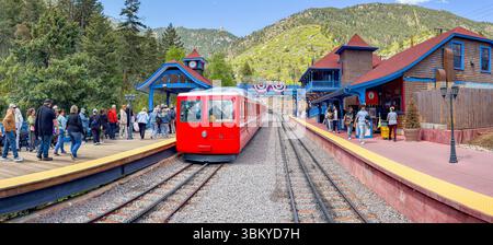 Manitou Springs, Colorado, USA - 21. Mai 2025: Panoramablick auf einen Zug auf der Manitou and Pike's Peak Cog Railway am Basisbahnhof Stockfoto