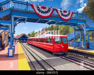 Manitou Springs, Colorado, USA – 21. Mai 2025: Zug auf der Manitou and Pike's Peak Cog Railway entlang eines der Bahnsteige der Basisstation Stockfoto