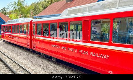 Manitou Springs, Colorado, USA - 21. Mai 2025: Wagen auf einem Zug auf der Manitou and Pike's Peak Cog Railway an der Basisstation Stockfoto