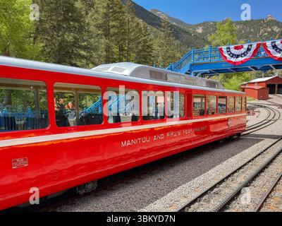 Manitou Springs, Colorado, USA - 21. Mai 2025: Panoramablick auf einen Zug auf der Manitou and Pike's Peak Cog Railway am Basisbahnhof Stockfoto