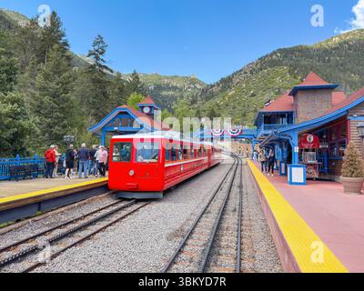 Manitou Springs, Colorado, USA - 21. Mai 2025: Panoramablick auf einen Zug auf der Manitou and Pike's Peak Cog Railway am Basisbahnhof Stockfoto