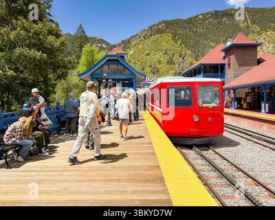 Manitou Springs, Colorado, USA - 21. Mai 2025: Zugfahrer der Manitou and Pike's Peak Cog Railway am Basisbahnhof Stockfoto