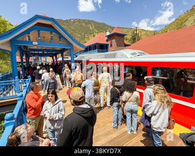 Manitou Springs, Colorado, USA - 21. Mai 2025: Zugfahrer der Manitou and Pike's Peak Cog Railway am Basisbahnhof Stockfoto
