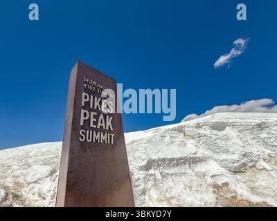 Manitou Springs, Colorado, USA - 21. Mai 2025: Schild und Schnee auf dem Gipfel des Pikes Peak Mountain, der 14.115 Meter über dem Meeresspiegel steht Stockfoto