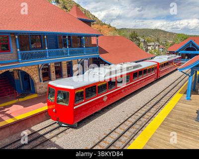 Manitou Springs, Colorado, USA – 21. Mai 2025: Zug auf der Manitou and Pike's Peak Cog Railway entlang eines der Bahnsteige der Basisstation Stockfoto