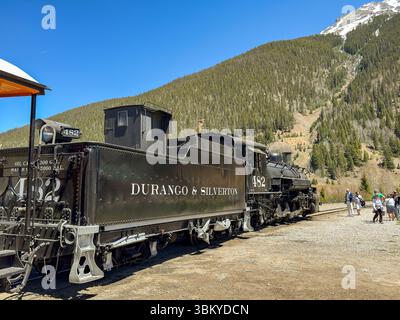 Silverton, Colorado, USA - 23. Mai 2025: Klassische Dampflok auf der Schmalspurbahn Durango und Silverton in Silverton mit schneebedecktem Berg Stockfoto