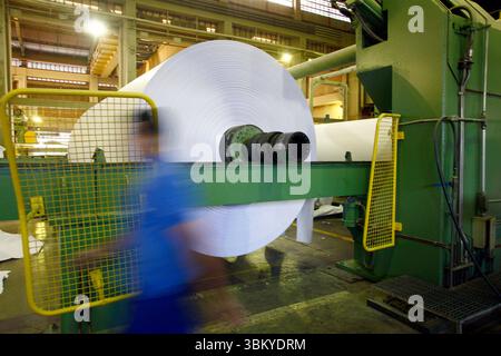 Maschinen zur Herstellung von Papierrollen zur Weiterverarbeitung in einer Druckerei Stockfoto