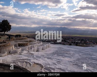 Die Menschen besuchen die Pamukkale-Travertine in der Türkei, eine natürliche Stätte, die für ihre Karbonatmineralablagerungen bekannt ist, die durch das fließende Thermalwasser hinterlassen werden. Stockfoto