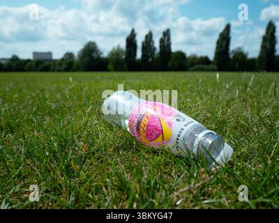 Entsorgte Kunststoffflasche aus Lucozade im Wild Ridings Park, Bracknell, Berkshire, Großbritannien Stockfoto
