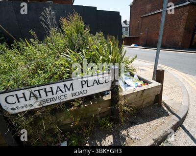 Pflanzkasten mit Streustreu in Urban Green Space, Chatham Place, Reading, Großbritannien Stockfoto