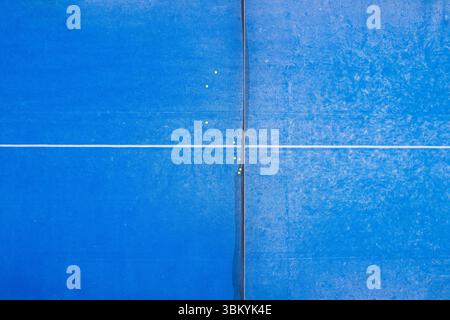 Drone View of a Padel Court with Net and Balls. Hochwinkelansicht der Padel-Ausrüstung auf dem Platz. Stockfoto