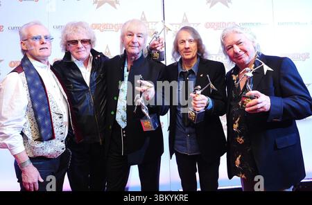 Aktenfoto vom 14/11/2013 von (links nach rechts) Martin Chambers, Ian Hunter, Pete Overend Watts, Verden Allen und Mick Ralphs von Mott the Hoople mit ihrem Outstanding Contribution Award beim Classic Rock Roll of Honour at the Roundhouse, Camden, London. Der Gitarrist, Songwriter und Mitbegründer der Bad Company Mick Ralphs ist im Alter von 81 Jahren gestorben, wie bekannt gegeben wurde. Ausgabedatum: Montag, 23. Juni 2025. Stockfoto