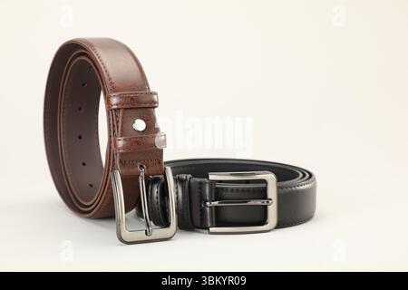 Zwei Ledergürtel auf weißem Hintergrund, Nahaufnahme Stockfoto