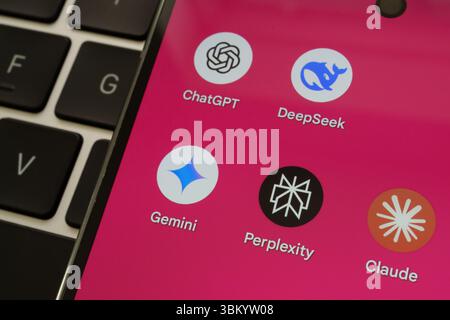 ChatGPT-, Gemini-, Perplexity-, Claude- und DeepSeek-KI-Apps werden auf dem Smartphone über die Computertastatur angezeigt. Stafford, Vereinigtes Königreich, 23. Juni 2025 Stockfoto