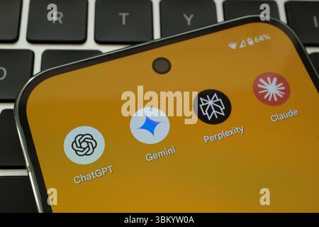 ChatGPT-, Gemini-, Perplexity- und Claude-AI-Apps sind auf dem Smartphone mit gelbem Hintergrund über der Tastatur sichtbar. Stafford, Vereinigtes Königreich, 23. Juni 2025 Stockfoto