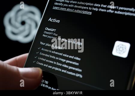 ChatGPT Plus-Abonnementbildschirm auf dem Smartphone mit Informationen zu Tarifleistungen und Preisen. Stafford, Vereinigtes Königreich, 23. Juni 2025 Stockfoto