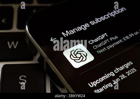 Smartphone zeigt den ChatGPT Plus-Abonnementbildschirm mit Tastatur im Hintergrund an. Stafford, Vereinigtes Königreich, 23. Juni 2025 Stockfoto