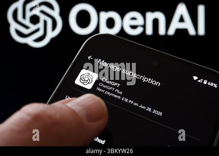 Benutzer, der mit dem ChatGPT Plus-Abonnementbildschirm auf dem Smartphone vor dem OpenAI-Branding interagiert. Stafford, Vereinigtes Königreich, 23. Juni 2025 Stockfoto