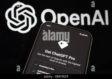 Holen Sie sich den ChatGPT Pro-Bildschirm auf dem Smartphone, der fortschrittliche KI-Pläne mit OpenAI-Branding hervorhebt. Stafford, Vereinigtes Königreich, 23. Juni 2025 Stockfoto