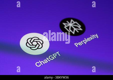 ChatGPT- und Perplexity-App-Symbole werden nebeneinander auf dem Smartphone mit violettem Hintergrund angezeigt. Stafford, Vereinigtes Königreich, 23. Juni 2025 Stockfoto