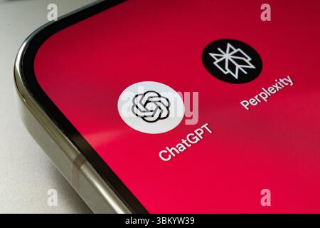 ChatGPT- und Perplexity-App-Symbole werden in Nahaufnahme auf dem Smartphone-Bildschirm angezeigt. Stafford, Vereinigtes Königreich, 23. Juni 2025 Stockfoto