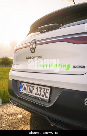 Nahaufnahme des Hecks eines Renault mit sichtbarem Kennzeichen, Deer E-Carsharing, Renault Megane Elektroauto, Calw, Schwarzwald, Deutschland, Europa Stockfoto