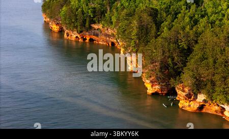 Luftaufnahme der Apostle Island Sea Caves südwestlich von Sand Point, in der Nähe von Cornucopia, Bayfield County, Wisconsin, USA, an einem schönen Sommer Stockfoto