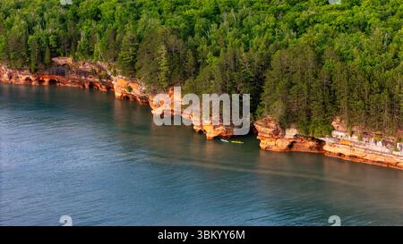 Luftaufnahme der Apostle Island Sea Caves südwestlich von Sand Point, in der Nähe von Cornucopia, Bayfield County, Wisconsin, USA, an einem schönen Sommer Stockfoto