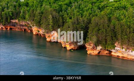 Luftaufnahme der Apostle Island Sea Caves südwestlich von Sand Point, in der Nähe von Cornucopia, Bayfield County, Wisconsin, USA, an einem schönen Sommer Stockfoto