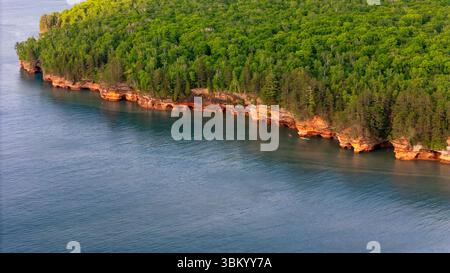 Luftaufnahme der Apostle Island Sea Caves südwestlich von Sand Point, in der Nähe von Cornucopia, Bayfield County, Wisconsin, USA, an einem schönen Sommer Stockfoto