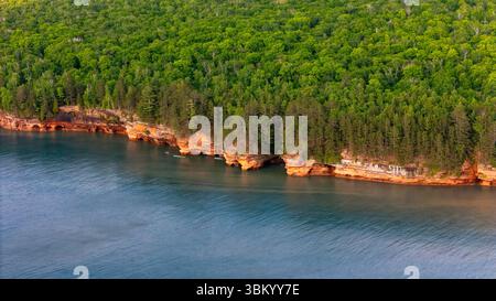 Luftaufnahme der Apostle Island Sea Caves südwestlich von Sand Point, in der Nähe von Cornucopia, Bayfield County, Wisconsin, USA, an einem schönen Sommer Stockfoto