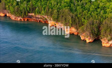 Luftaufnahme der Apostle Island Sea Caves südwestlich von Sand Point, in der Nähe von Cornucopia, Bayfield County, Wisconsin, USA, an einem schönen Sommer Stockfoto