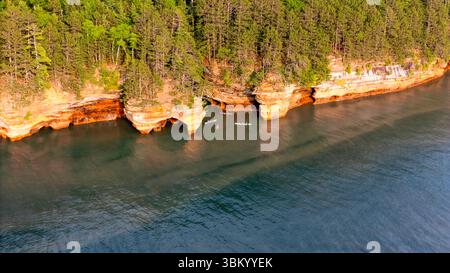 Luftaufnahme der Apostle Island Sea Caves südwestlich von Sand Point, in der Nähe von Cornucopia, Bayfield County, Wisconsin, USA, an einem schönen Sommer Stockfoto