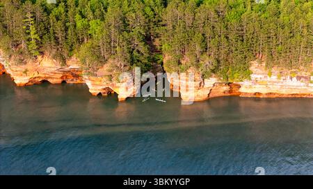 Luftaufnahme der Apostle Island Sea Caves südwestlich von Sand Point, in der Nähe von Cornucopia, Bayfield County, Wisconsin, USA, an einem schönen Sommer Stockfoto