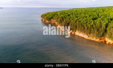 Luftaufnahme der Apostle Island Sea Caves südwestlich von Sand Point, in der Nähe von Cornucopia, Bayfield County, Wisconsin, USA, an einem schönen Sommer Stockfoto