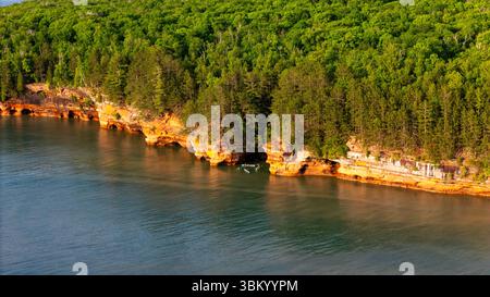 Luftaufnahme der Apostle Island Sea Caves südwestlich von Sand Point, in der Nähe von Cornucopia, Bayfield County, Wisconsin, USA, an einem schönen Sommer Stockfoto