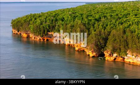 Luftaufnahme der Apostle Island Sea Caves südwestlich von Sand Point, in der Nähe von Cornucopia, Bayfield County, Wisconsin, USA, an einem schönen Sommer Stockfoto