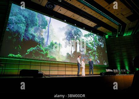 Wien, Österreich, Österreich. Juni 2025. MICHAEL FEHRINGER, KLAUS SCIPAL und SIMONETTA CHELI stehen auf der Bühne, während am Eröffnungstag des LIVING PLANET SYMPOSIUMS 2025 in WIEN ein Waldbild projiziert wird. Das beeindruckende Radarbild markiert einen Meilenstein in der globalen Waldüberwachung und der Kohlenstoffkartierung. (Kreditbild: © Bianca Otero/ZUMA Press Wire) NUR REDAKTIONELLE VERWENDUNG! Nicht für kommerzielle ZWECKE! Stockfoto