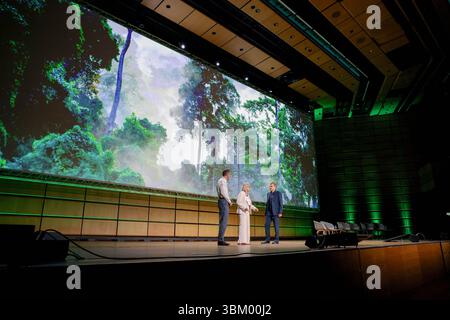 Wien, Österreich, Österreich. Juni 2025. MICHAEL FEHRINGER, KLAUS SCIPAL und SIMONETTA CHELI stehen auf der Bühne, während am Eröffnungstag des LIVING PLANET SYMPOSIUMS 2025 in WIEN ein Waldbild projiziert wird. Das beeindruckende Radarbild markiert einen Meilenstein in der globalen Waldüberwachung und der Kohlenstoffkartierung. (Kreditbild: © Bianca Otero/ZUMA Press Wire) NUR REDAKTIONELLE VERWENDUNG! Nicht für kommerzielle ZWECKE! Stockfoto