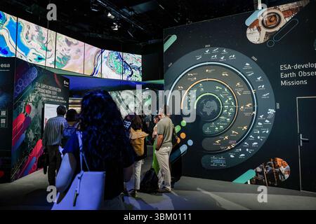 Wien, Österreich, Österreich. Juni 2025. Die Teilnehmer erkunden die Zeitlinie der ESA-Erdbeobachtungsmission auf dem Living Planet Symposium in Wien. Die Ausstellung zeigt jahrzehntelange Satellitenprogramme, die zur Klimawissenschaft und zur Umweltüberwachung beitragen. (Kreditbild: © Bianca Otero/ZUMA Press Wire) NUR REDAKTIONELLE VERWENDUNG! Nicht für kommerzielle ZWECKE! Stockfoto