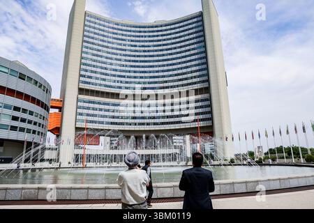 Wien, Österreich, Österreich. Juni 2025. Besucher machen Fotos im Gelände des Büros der Vereinten Nationen in Wien, einem zentralen Drehkreuz für internationale Diplomatie und multilaterale Zusammenarbeit. In diesem Komplex finden regelmäßig hochrangige Diskussionen über globale Sicherheit, Entwicklung und Nachhaltigkeit statt. (Kreditbild: © Bianca Otero/ZUMA Press Wire) NUR REDAKTIONELLE VERWENDUNG! Nicht für kommerzielle ZWECKE! Stockfoto