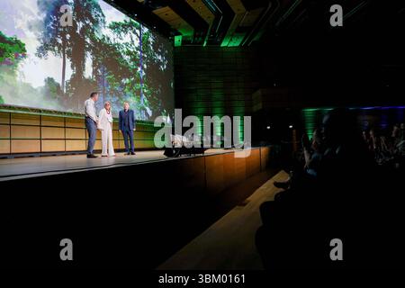 Wien, Österreich, Österreich. Juni 2025. MICHAEL FEHRINGER, KLAUS SCIPAL und SIMONETTA CHELI stehen auf der Bühne, während am Eröffnungstag des LIVING PLANET SYMPOSIUMS 2025 in WIEN ein Waldbild projiziert wird. Das beeindruckende Radarbild markiert einen Meilenstein in der globalen Waldüberwachung und der Kohlenstoffkartierung. (Kreditbild: © Bianca Otero/ZUMA Press Wire) NUR REDAKTIONELLE VERWENDUNG! Nicht für kommerzielle ZWECKE! Stockfoto