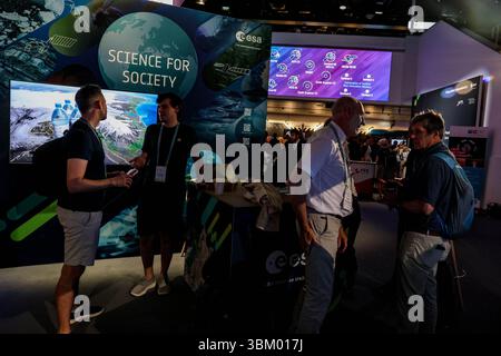 Wien, Österreich, Österreich. Juni 2025. Die Teilnehmer diskutieren während des Living Planet Symposiums in Wien auf der ESA-Ausstellung „Science for Society“. Der Stand zeigt, wie weltraumgestützte Forschung reale Anwendungen für Umwelt und Gesellschaft unterstützt. (Kreditbild: © Bianca Otero/ZUMA Press Wire) NUR REDAKTIONELLE VERWENDUNG! Nicht für kommerzielle ZWECKE! Stockfoto