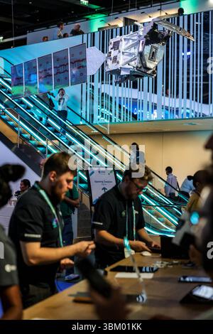 Wien, Österreich, Österreich. Juni 2025. Ein Satellitenmodell hängt über der Haupthalle des Living Planet Symposiums in Wien, während die Besucher sich mit Exponaten und Forschungsstationen beschäftigen. Die von der ESA geführte Veranstaltung bringt Fachleute und Neuankömmlinge zusammen, um die Rolle der Raumfahrttechnologie im Klimaschutz zu erkunden. (Kreditbild: © Bianca Otero/ZUMA Press Wire) NUR REDAKTIONELLE VERWENDUNG! Nicht für kommerzielle ZWECKE! Stockfoto