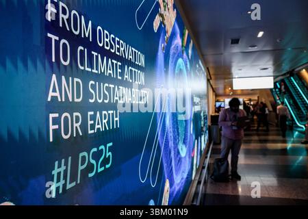 Wien, Österreich, Österreich. Juni 2025. Eine Korridorausstellung auf dem Living Planet Symposium 2025 in Wien hebt das Thema der Veranstaltung hervor: „Von der Beobachtung zum Klimaschutz und zur Nachhaltigkeit für die Erde.“ die Veranstaltung wird von der Europäischen Weltraumorganisation veranstaltet und konzentriert sich auf weltraumgestützte Klimalösungen. (Kreditbild: © Bianca Otero/ZUMA Press Wire) NUR REDAKTIONELLE VERWENDUNG! Nicht für kommerzielle ZWECKE! Stockfoto