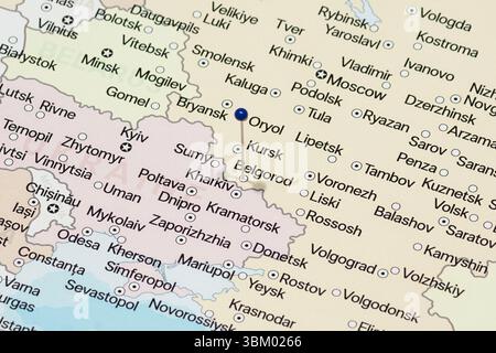 Makrofoto einer blauen Nadel in die politische Karte der Stadt Belgorod Stockfoto