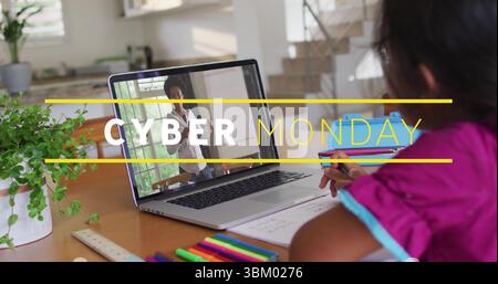 Lernen Mädchen im T-Shirt während des Online-Unterrichts zu Hause mit silbernem Laptop und Notebook, Kopierraum Stockfoto