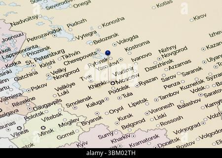 Makrofoto einer blauen Nadel in die politische Karte der Stadt Khimki in Russland Stockfoto