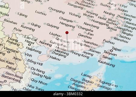 Makrofoto einer roten Nadelnadel in die politische Karte der Stadt Macau in China Stockfoto