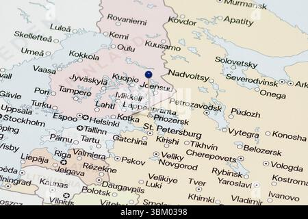 Makrofoto einer blauen Nadel in die politische Karte der Stadt Priozersk Stockfoto